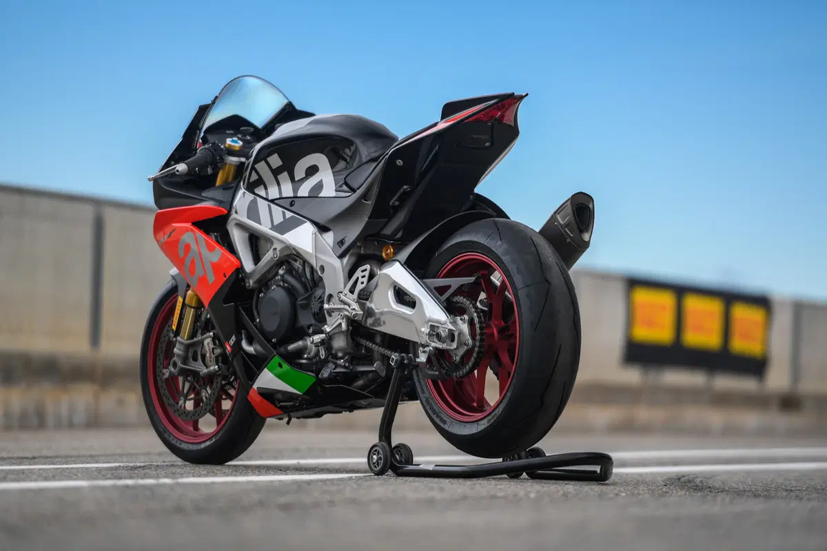 1000 Supersportive 2018: Aprilia RSV4RF vs Ducati Panigale V4S vs Yamaha YZF-R1M (10)