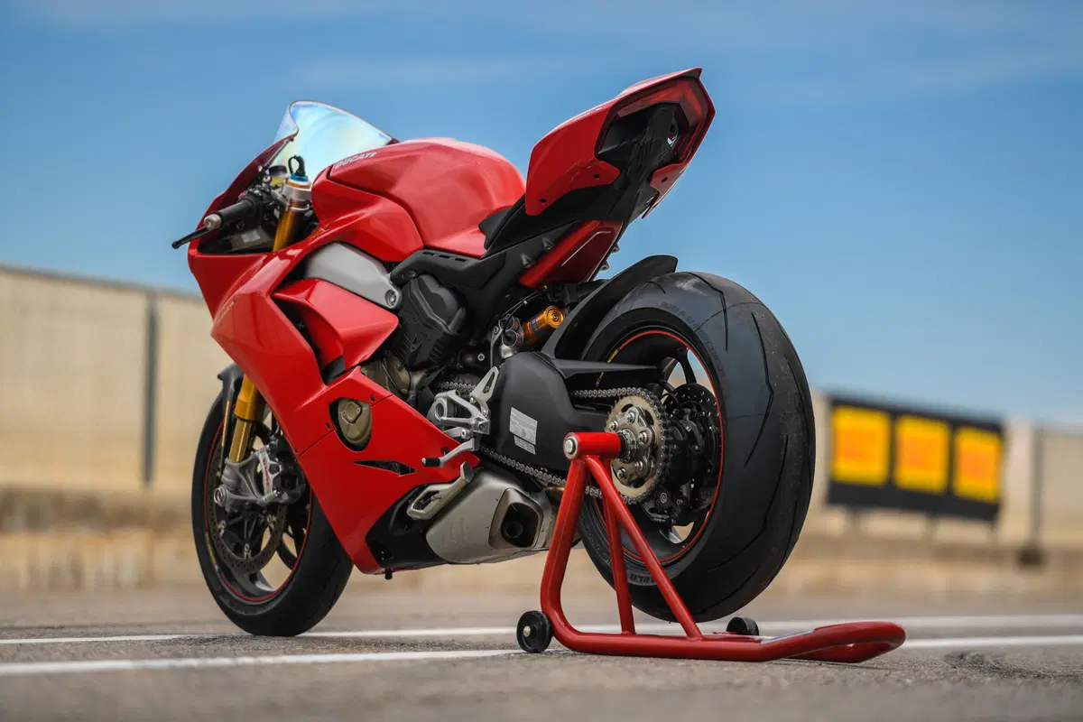1000 Supersportive 2018: Aprilia RSV4RF vs Ducati Panigale V4S vs Yamaha YZF-R1M (2)