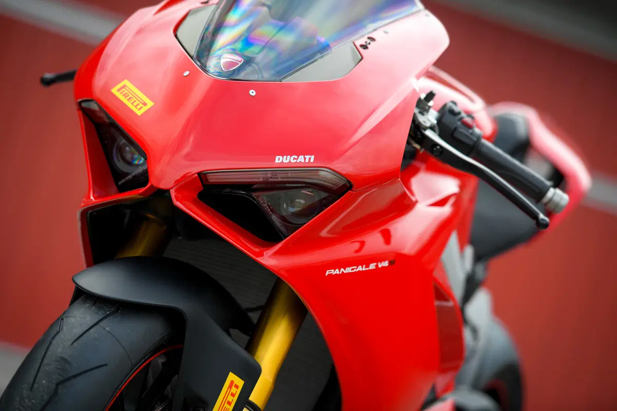 1000 Supersportive 2018: Aprilia RSV4RF vs Ducati Panigale V4S vs Yamaha YZF-R1M