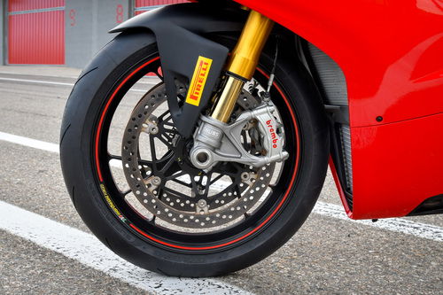 Forcella rovesciata Ohlins NIX-30, ma anche e soprattutto pinza Brembo Stylema