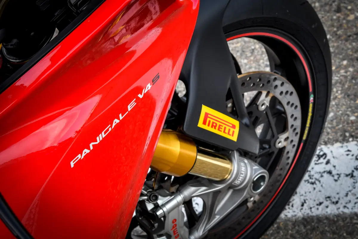 1000 Supersportive 2018: Aprilia RSV4RF vs Ducati Panigale V4S vs Yamaha YZF-R1M (8)