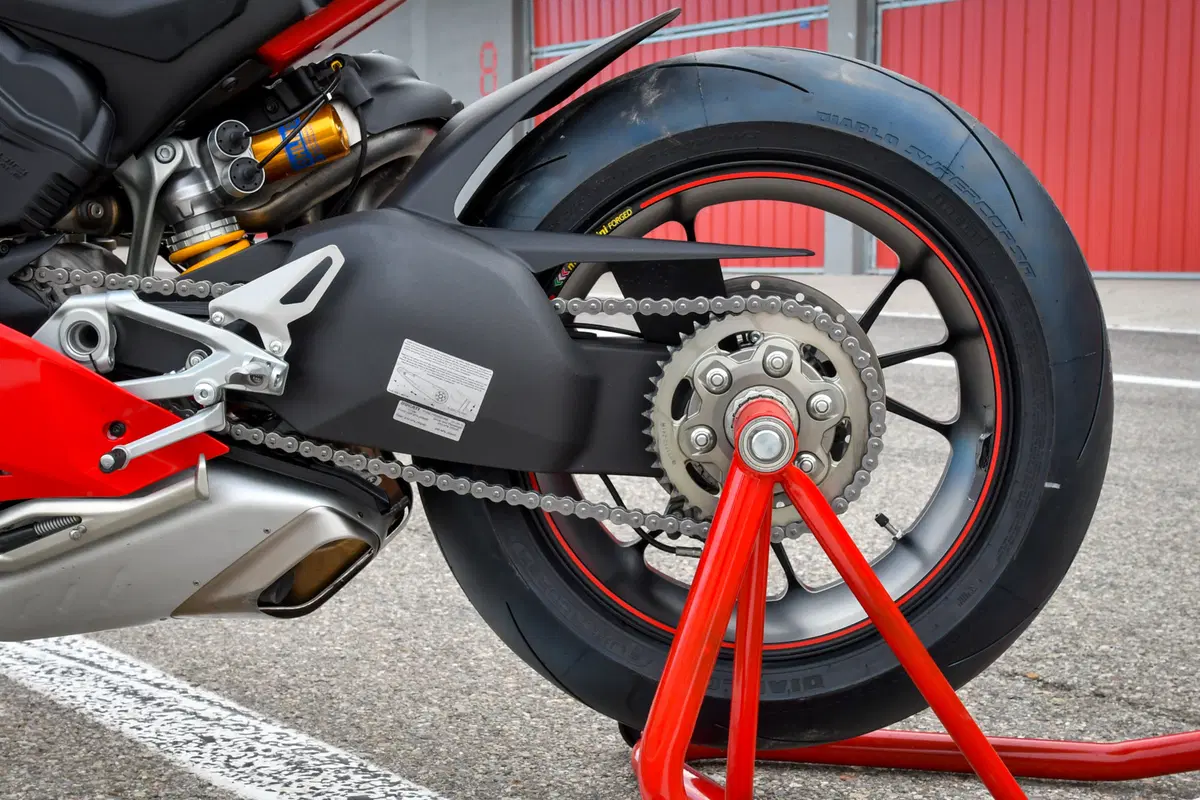 1000 Supersportive 2018: Aprilia RSV4RF vs Ducati Panigale V4S vs Yamaha YZF-R1M (9)