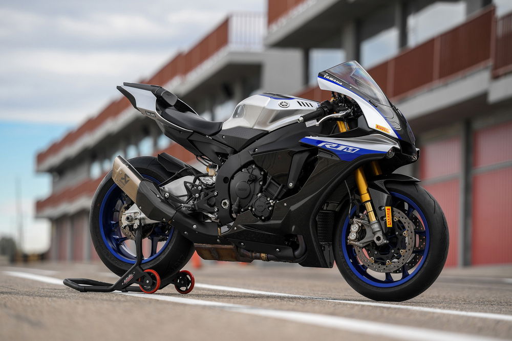 La Yamaha YZF-R1M con lo scarico Akrapovic (optional)