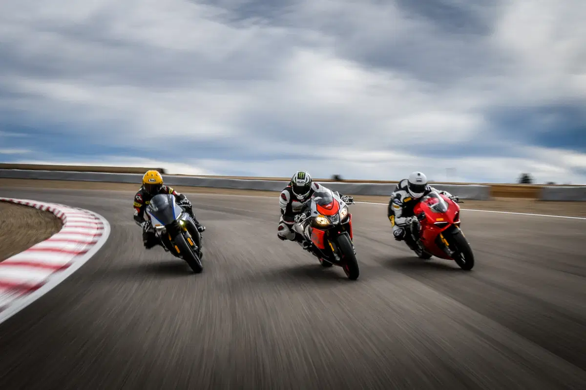 1000 Supersportive 2018: Aprilia RSV4RF vs Ducati Panigale V4S vs Yamaha YZF-R1M