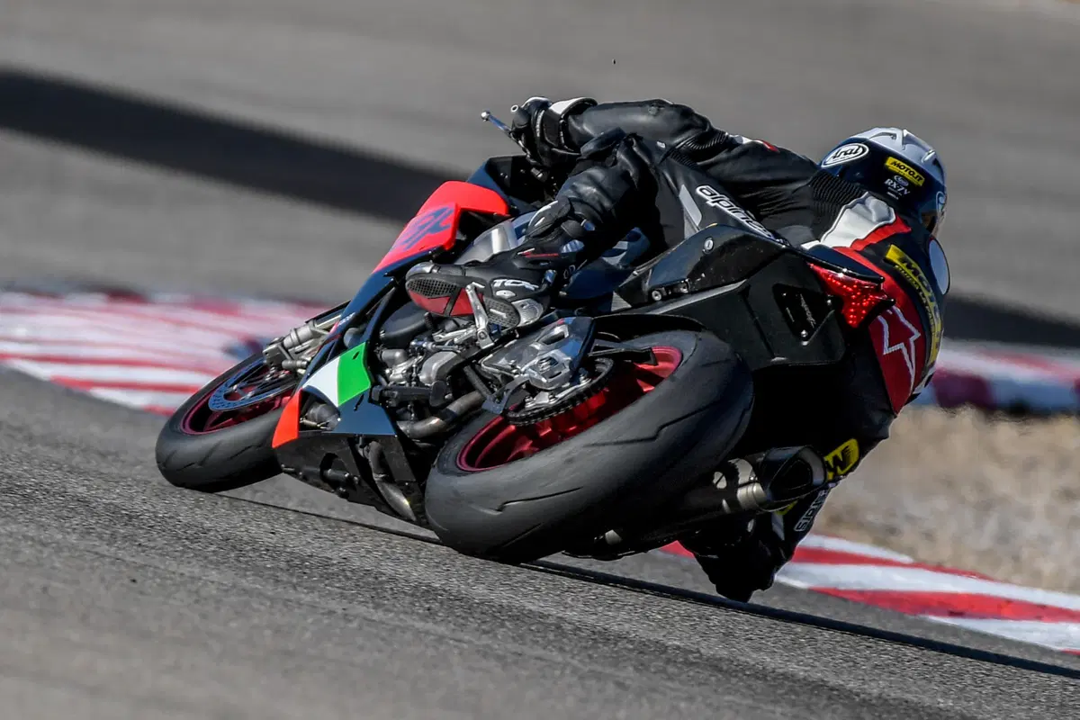 1000 Supersportive 2018: Aprilia RSV4RF vs Ducati Panigale V4S vs Yamaha YZF-R1M (2)