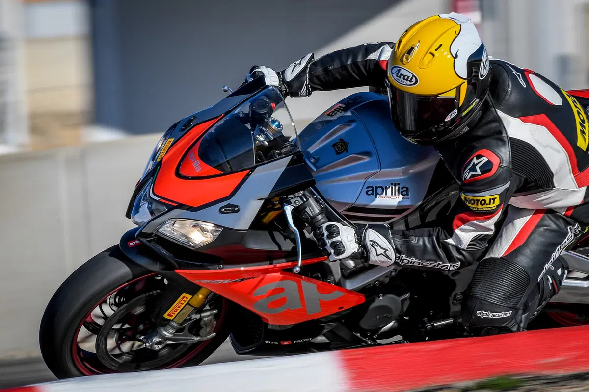1000 Supersportive 2018: Aprilia RSV4RF vs Ducati Panigale V4S vs Yamaha YZF-R1M (3)