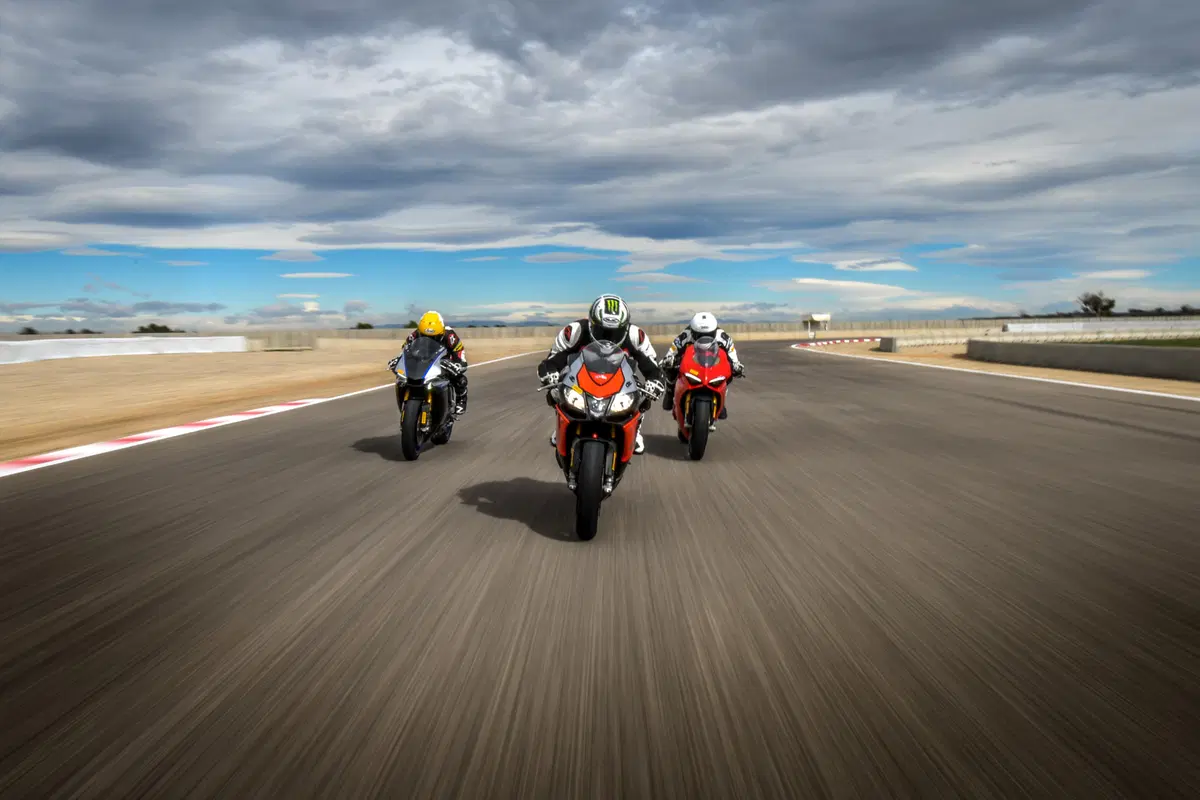 1000 Supersportive 2018: Aprilia RSV4RF vs Ducati Panigale V4S vs Yamaha YZF-R1M (4)