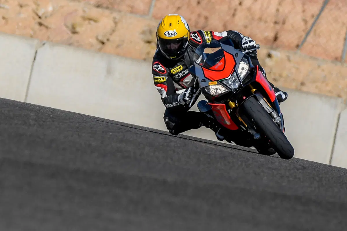 1000 Supersportive 2018: Aprilia RSV4RF vs Ducati Panigale V4S vs Yamaha YZF-R1M (5)