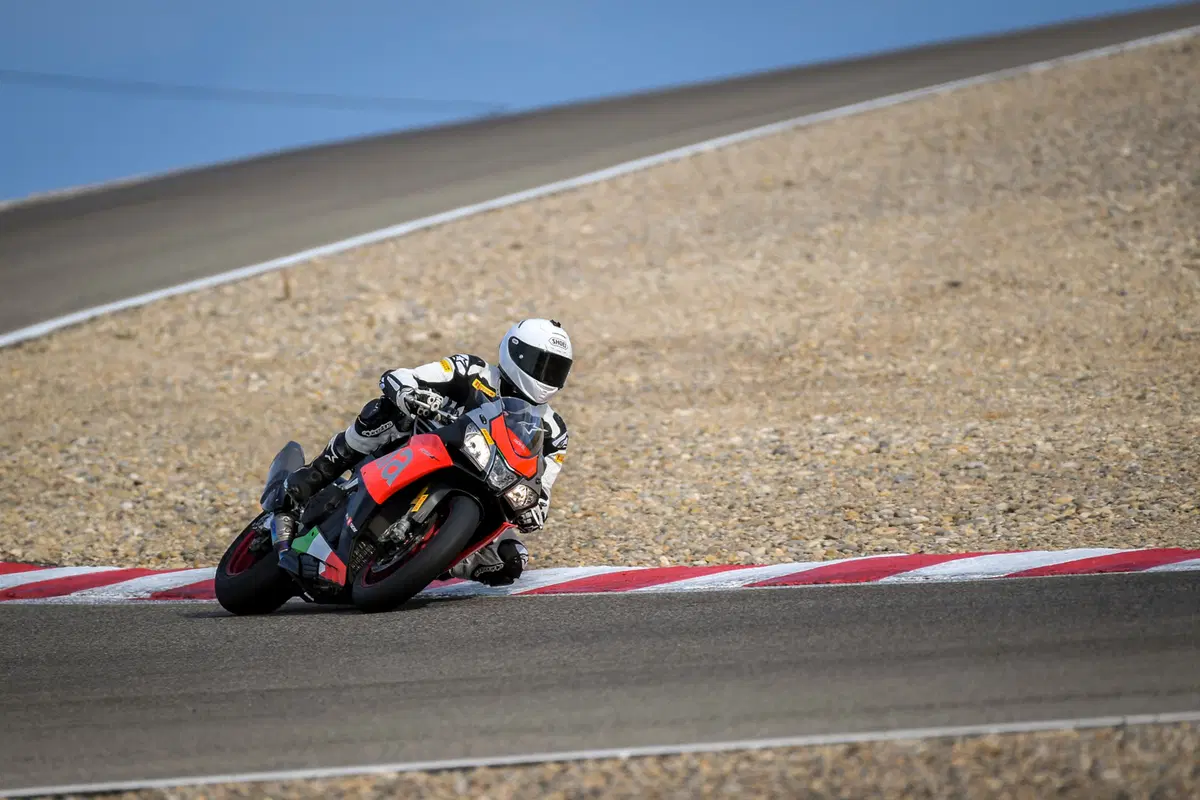 1000 Supersportive 2018: Aprilia RSV4RF vs Ducati Panigale V4S vs Yamaha YZF-R1M (6)