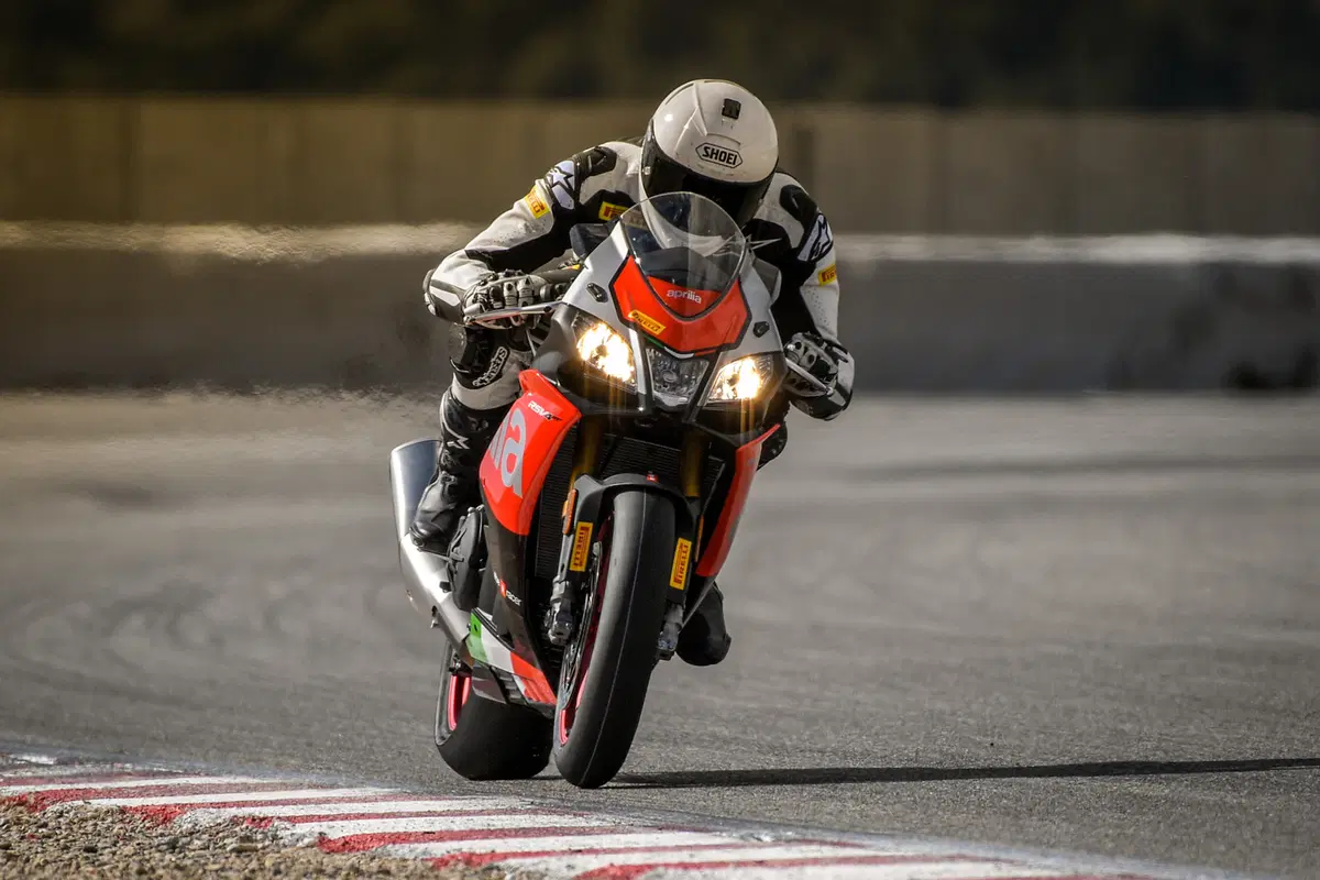 1000 Supersportive 2018: Aprilia RSV4RF vs Ducati Panigale V4S vs Yamaha YZF-R1M (7)