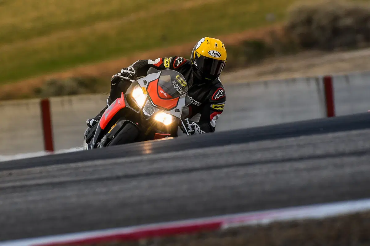 1000 Supersportive 2018: Aprilia RSV4RF vs Ducati Panigale V4S vs Yamaha YZF-R1M (8)