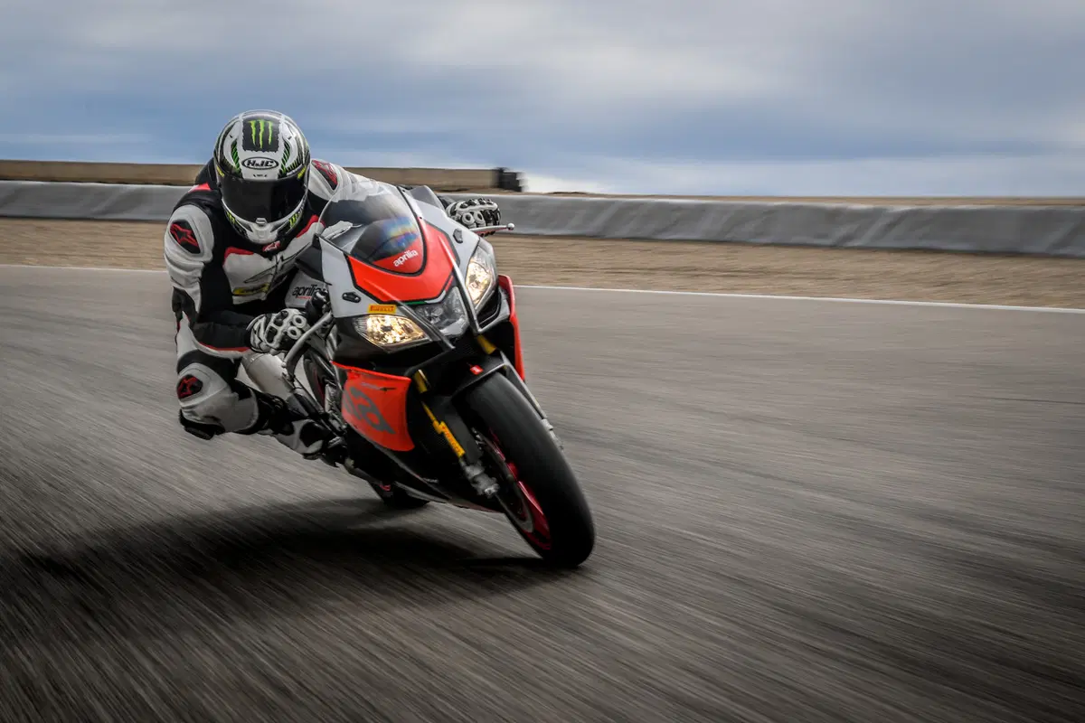 1000 Supersportive 2018: Aprilia RSV4RF vs Ducati Panigale V4S vs Yamaha YZF-R1M (9)