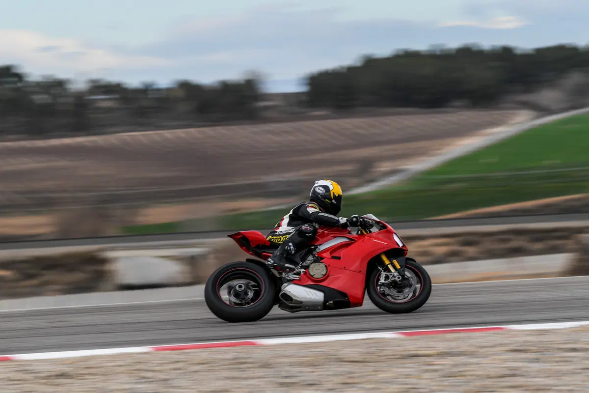 1000 Supersportive 2018: Aprilia RSV4RF vs Ducati Panigale V4S vs Yamaha YZF-R1M (10)
