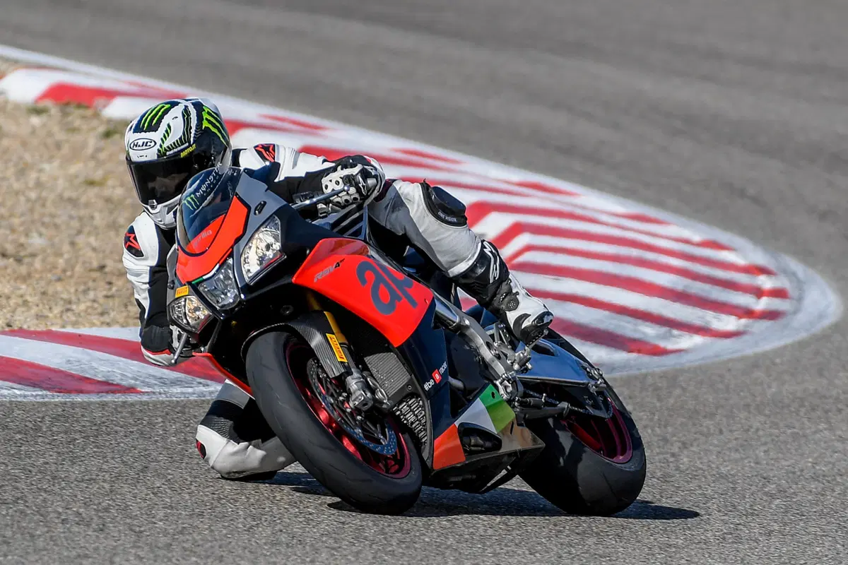 1000 Supersportive 2018: Aprilia RSV4RF vs Ducati Panigale V4S vs Yamaha YZF-R1M (11)