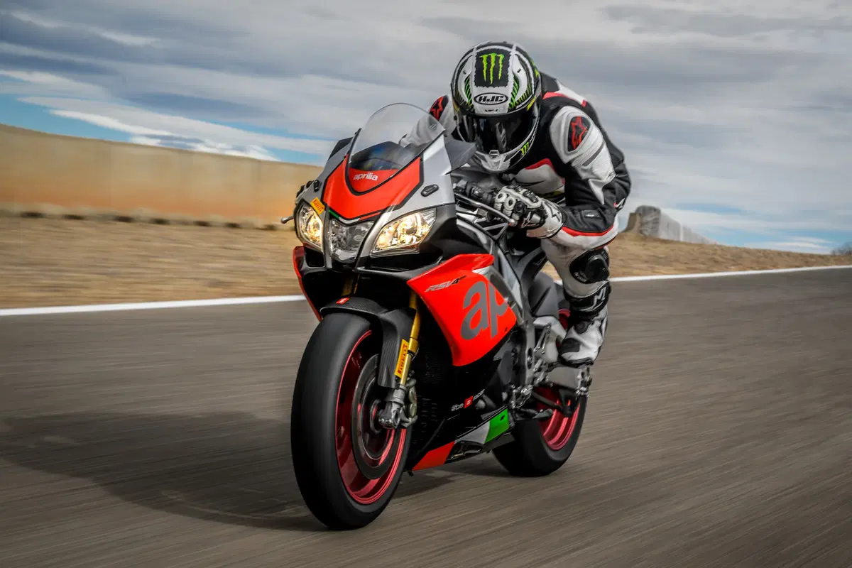 1000 Supersportive 2018: Aprilia RSV4RF vs Ducati Panigale V4S vs Yamaha YZF-R1M (12)
