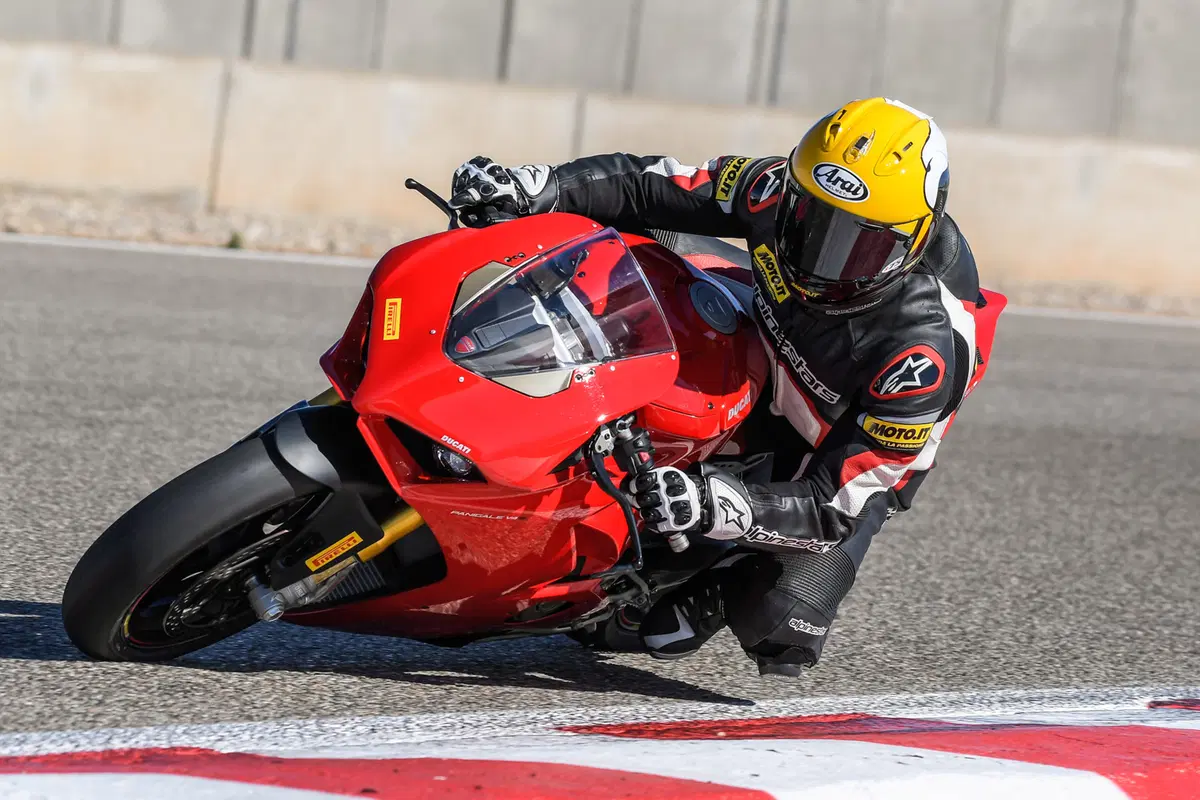 1000 Supersportive 2018: Aprilia RSV4RF vs Ducati Panigale V4S vs Yamaha YZF-R1M (13)
