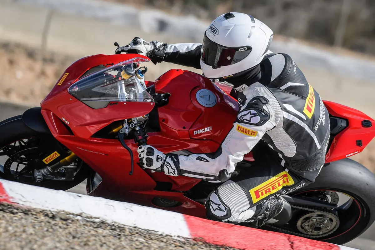 1000 Supersportive 2018: Aprilia RSV4RF vs Ducati Panigale V4S vs Yamaha YZF-R1M (15)