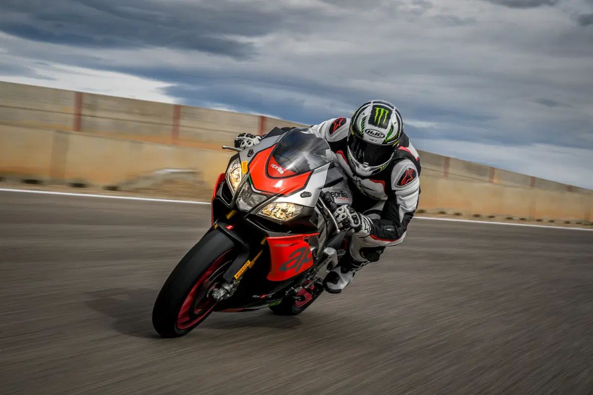 1000 Supersportive 2018: Aprilia RSV4RF vs Ducati Panigale V4S vs Yamaha YZF-R1M (14)