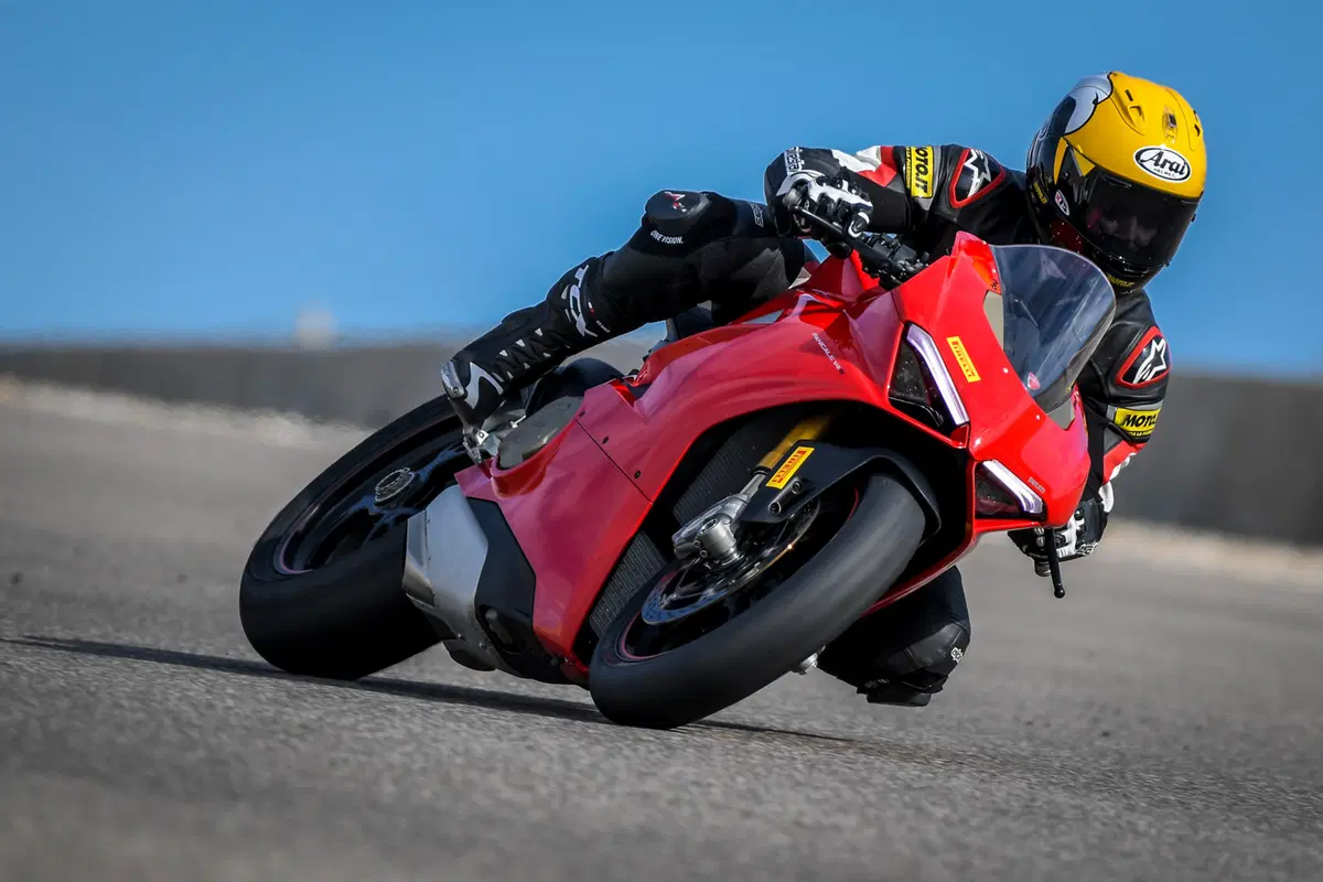 1000 Supersportive 2018: Aprilia RSV4RF vs Ducati Panigale V4S vs Yamaha YZF-R1M (16)