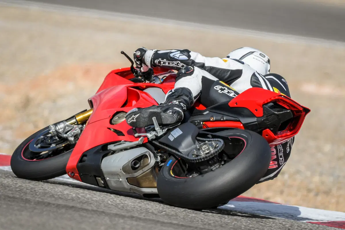 1000 Supersportive 2018: Aprilia RSV4RF vs Ducati Panigale V4S vs Yamaha YZF-R1M (18)