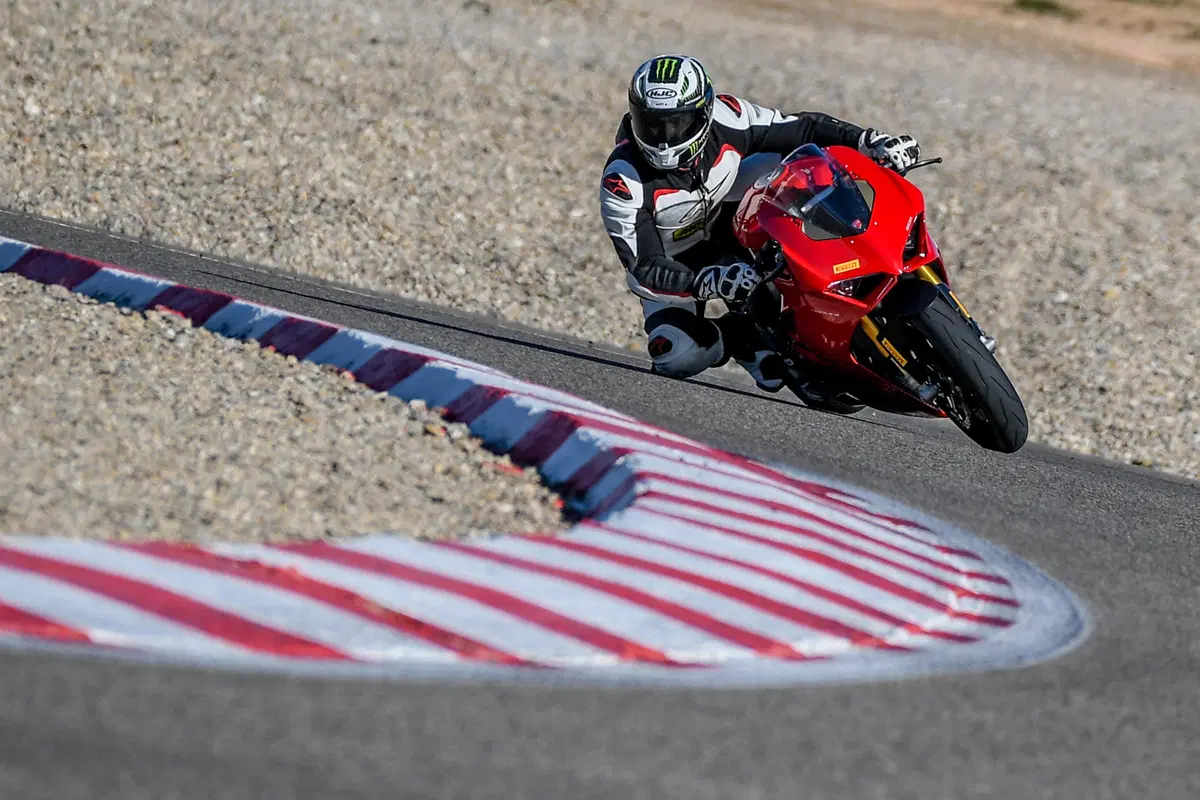 1000 Supersportive 2018: Aprilia RSV4RF vs Ducati Panigale V4S vs Yamaha YZF-R1M (19)