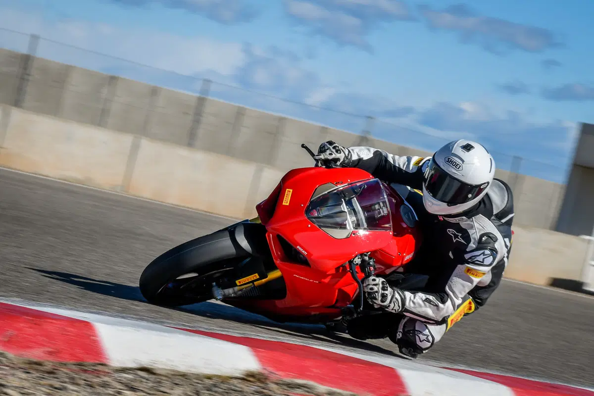 1000 Supersportive 2018: Aprilia RSV4RF vs Ducati Panigale V4S vs Yamaha YZF-R1M (21)