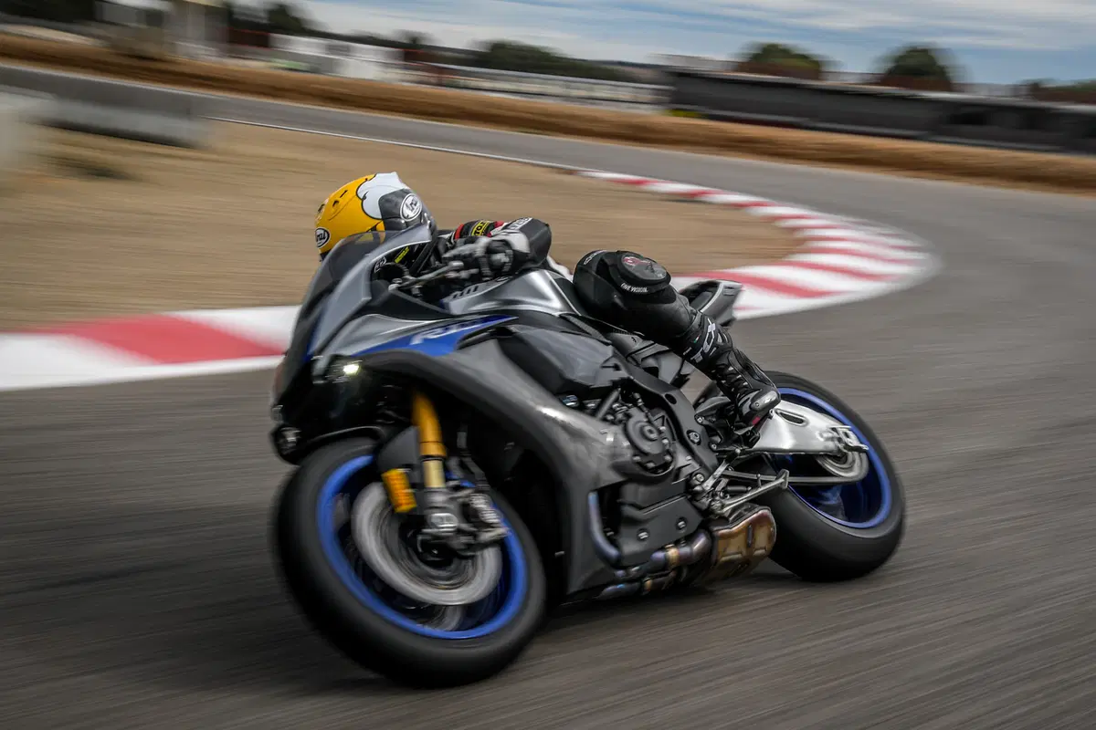 1000 Supersportive 2018: Aprilia RSV4RF vs Ducati Panigale V4S vs Yamaha YZF-R1M (35)