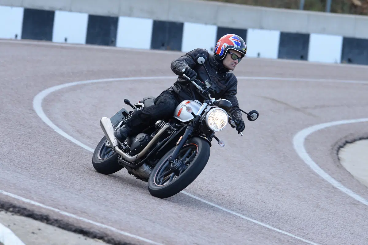 Triumph Bonneville Street Twin (14)