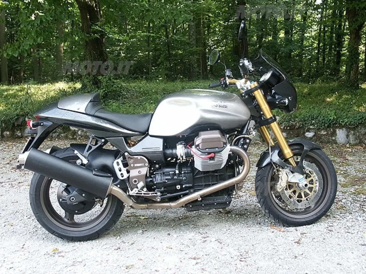 MOTO GUZZI V11 Cafè Sport vs DUCATI Monster 1000 Dark i.e.