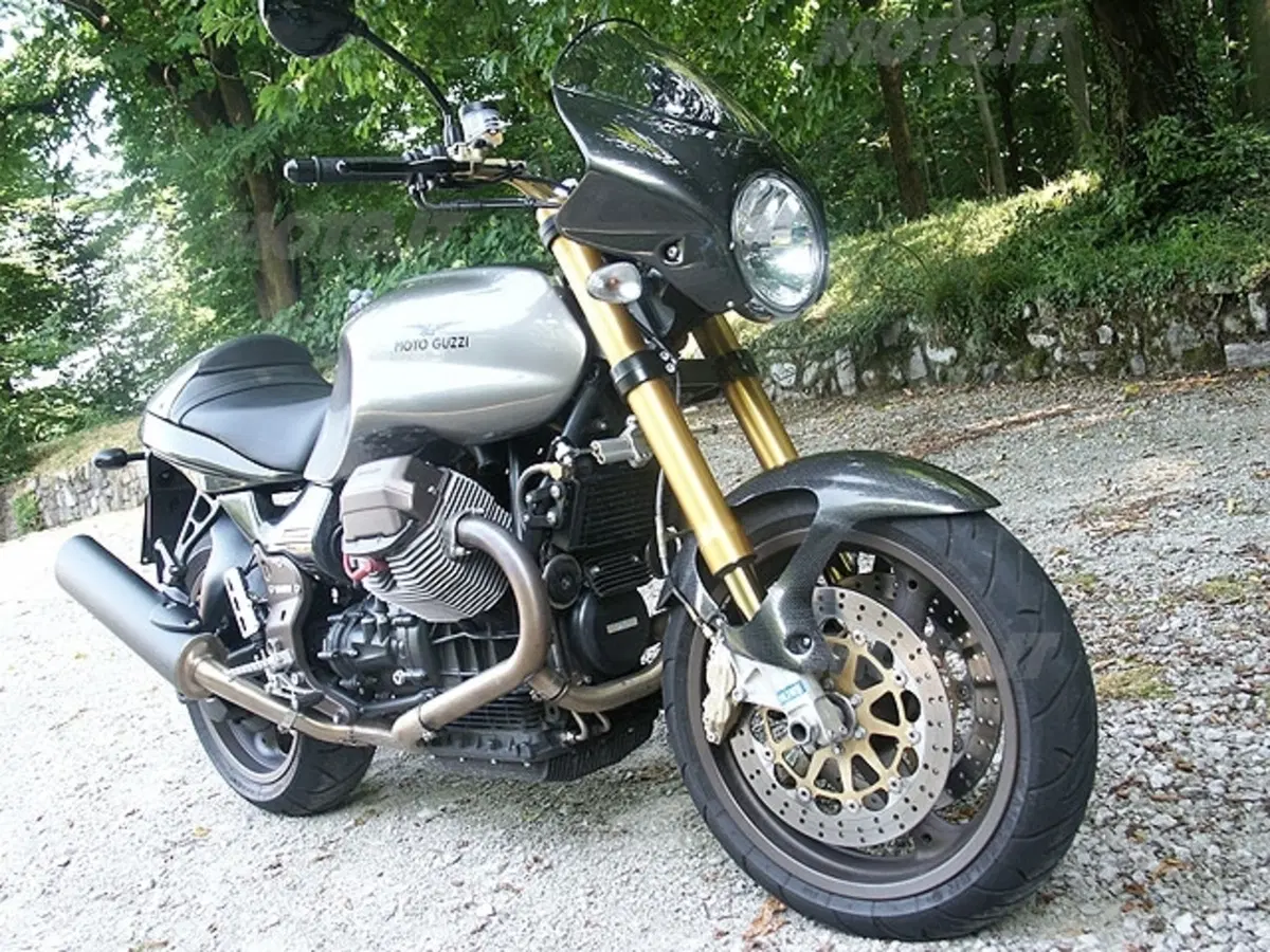 MOTO GUZZI V11 Cafè Sport vs DUCATI Monster 1000 Dark i.e. (2)