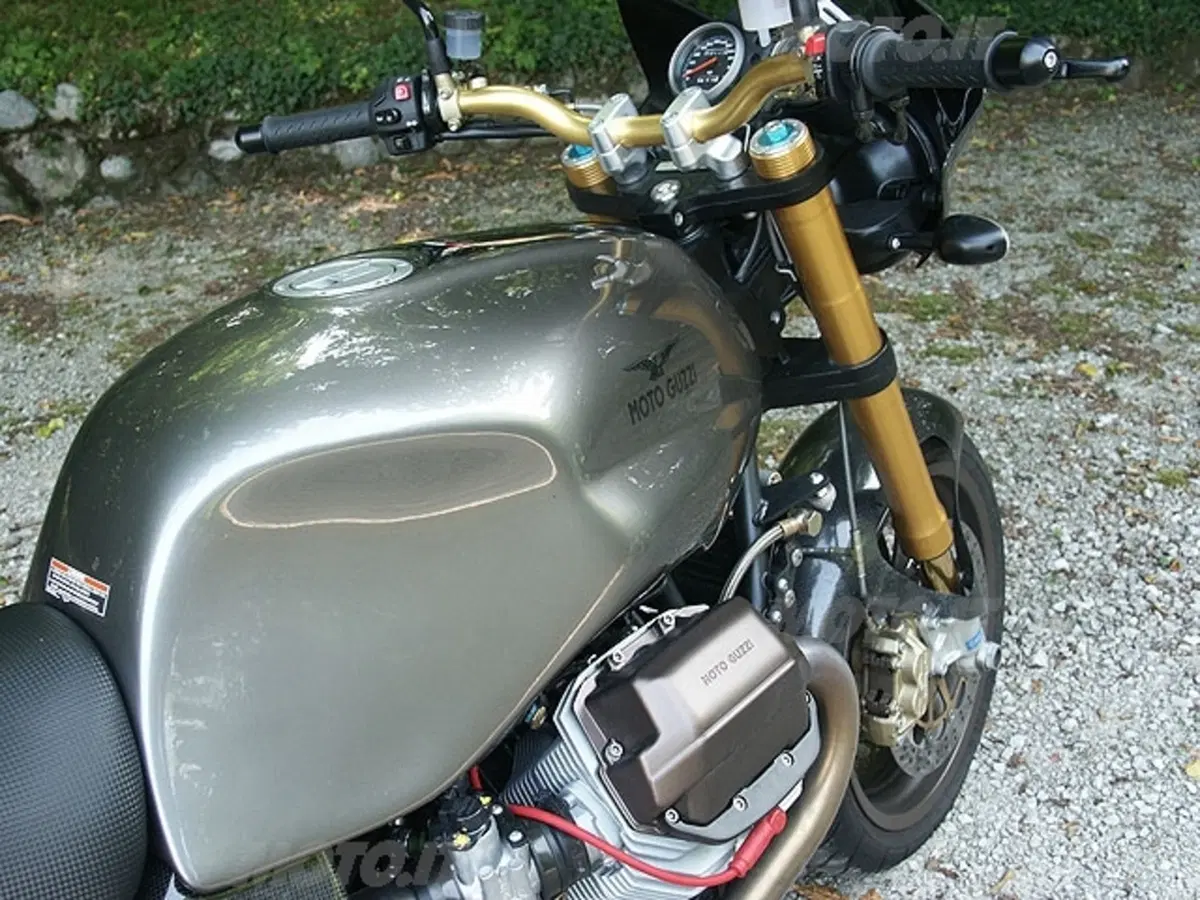 MOTO GUZZI V11 Cafè Sport vs DUCATI Monster 1000 Dark i.e. (4)