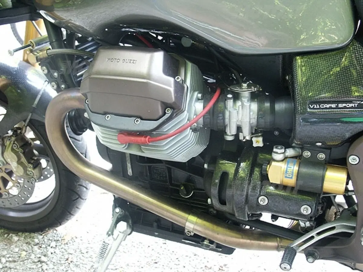 MOTO GUZZI V11 Cafè Sport vs DUCATI Monster 1000 Dark i.e. (6)