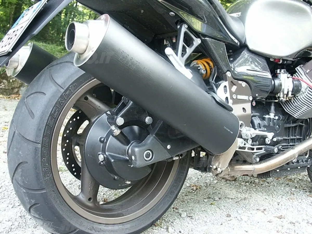 MOTO GUZZI V11 Cafè Sport vs DUCATI Monster 1000 Dark i.e. (7)