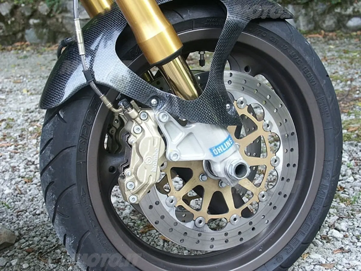 MOTO GUZZI V11 Cafè Sport vs DUCATI Monster 1000 Dark i.e. (9)