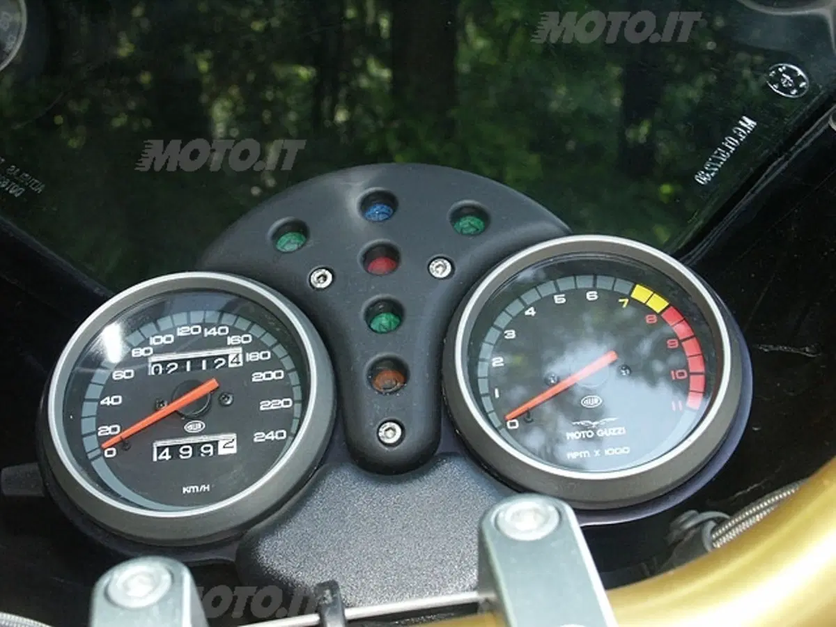 MOTO GUZZI V11 Cafè Sport vs DUCATI Monster 1000 Dark i.e. (10)