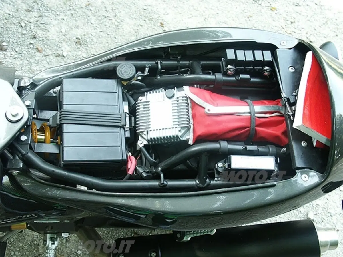 MOTO GUZZI V11 Cafè Sport vs DUCATI Monster 1000 Dark i.e. (11)