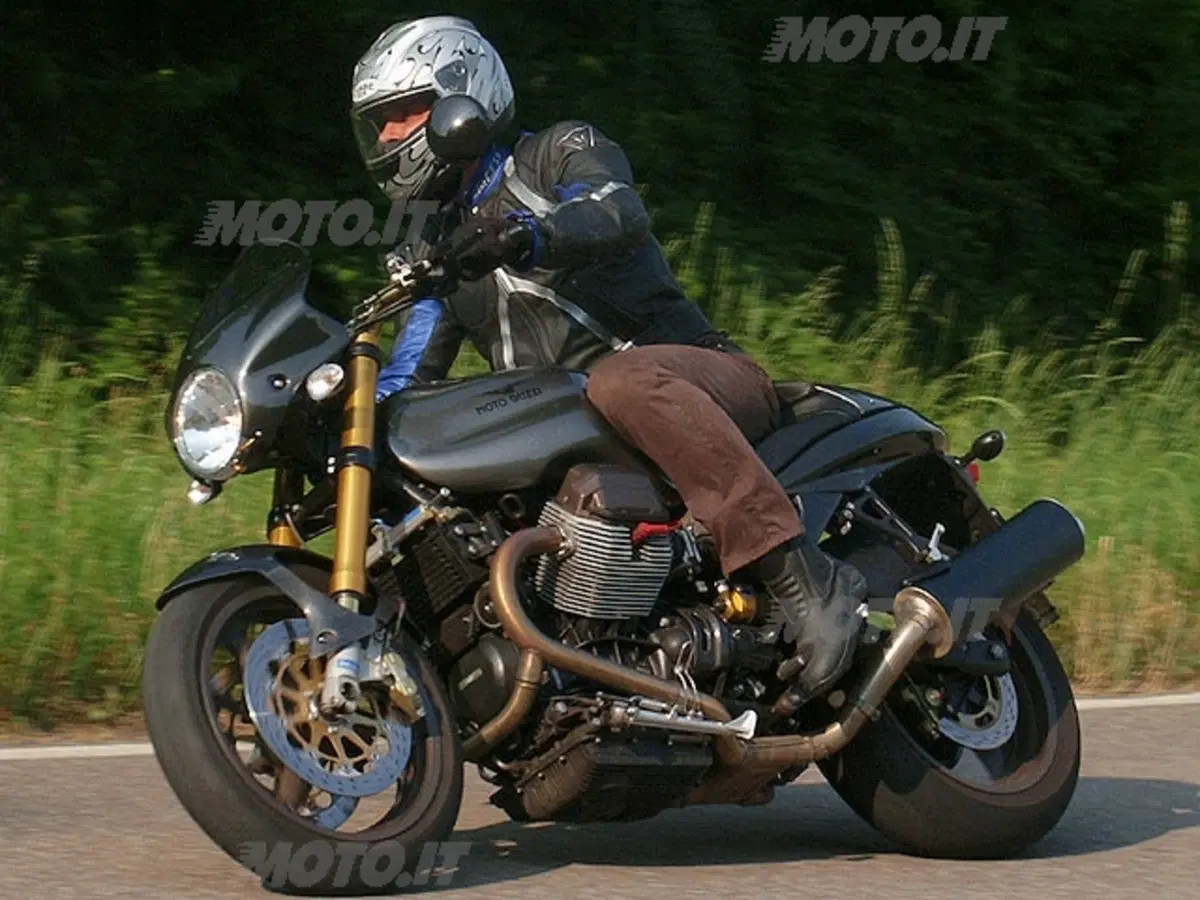MOTO GUZZI V11 Cafè Sport vs DUCATI Monster 1000 Dark i.e. (12)