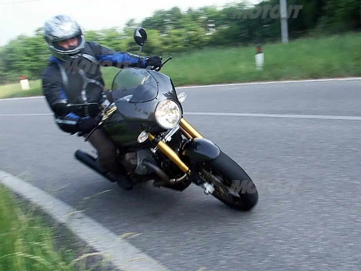 MOTO GUZZI V11 Cafè Sport vs DUCATI Monster 1000 Dark i.e. (13)