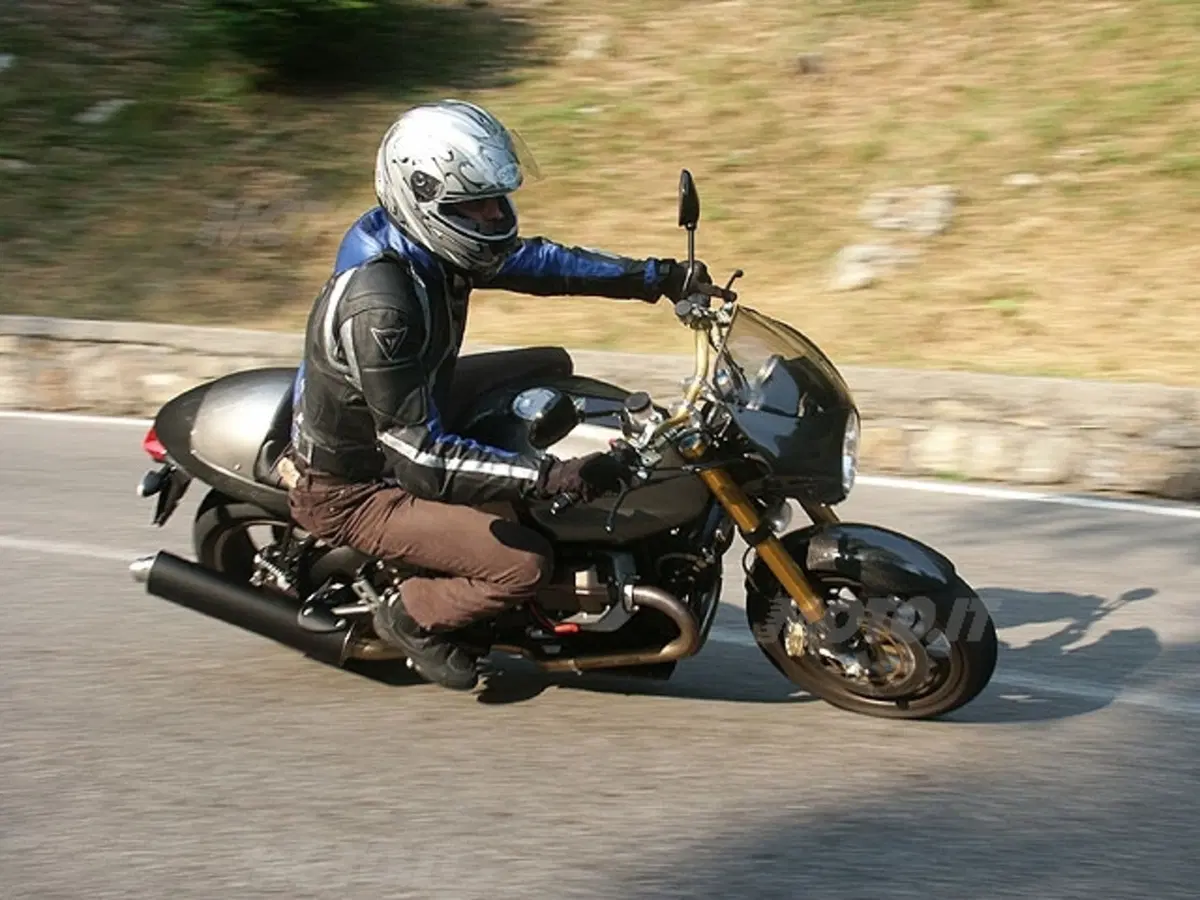 MOTO GUZZI V11 Cafè Sport vs DUCATI Monster 1000 Dark i.e. (14)