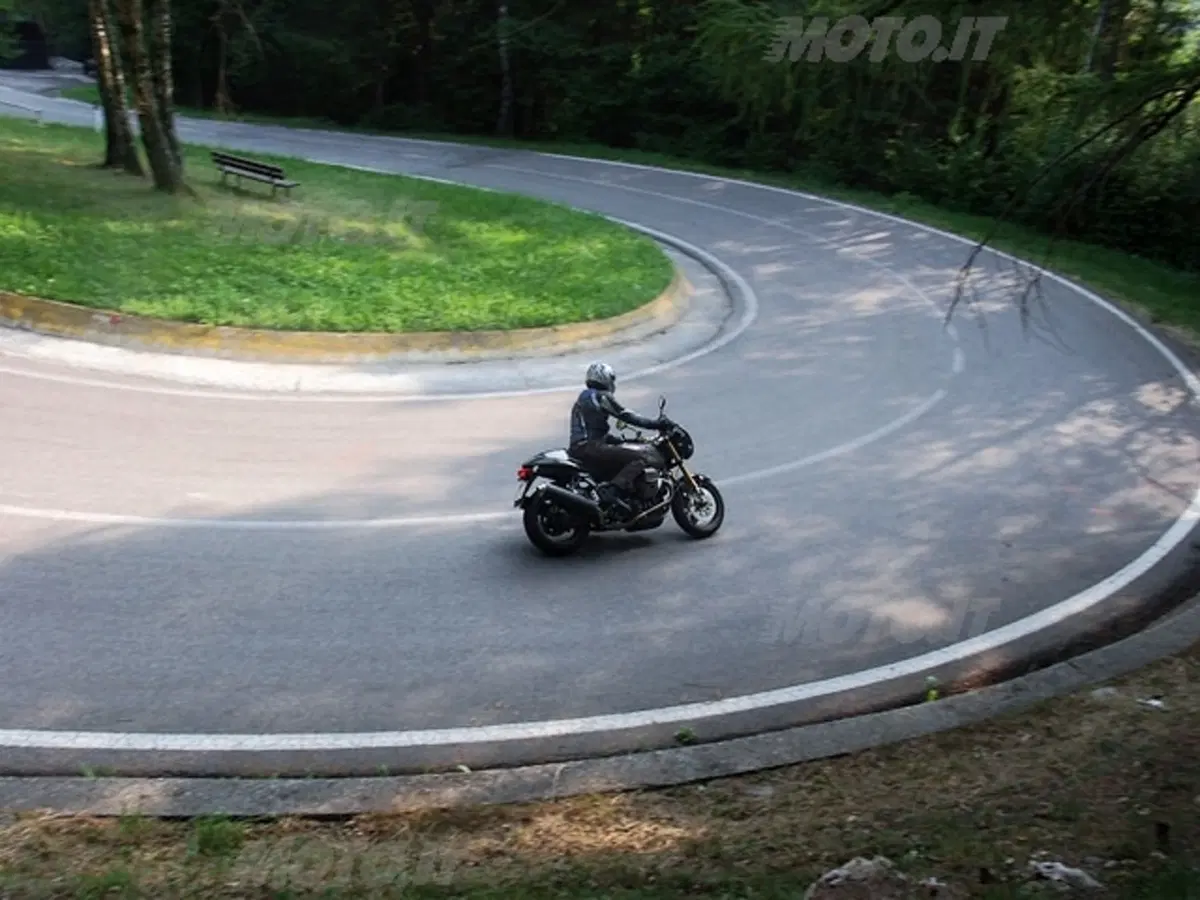 MOTO GUZZI V11 Cafè Sport vs DUCATI Monster 1000 Dark i.e. (15)