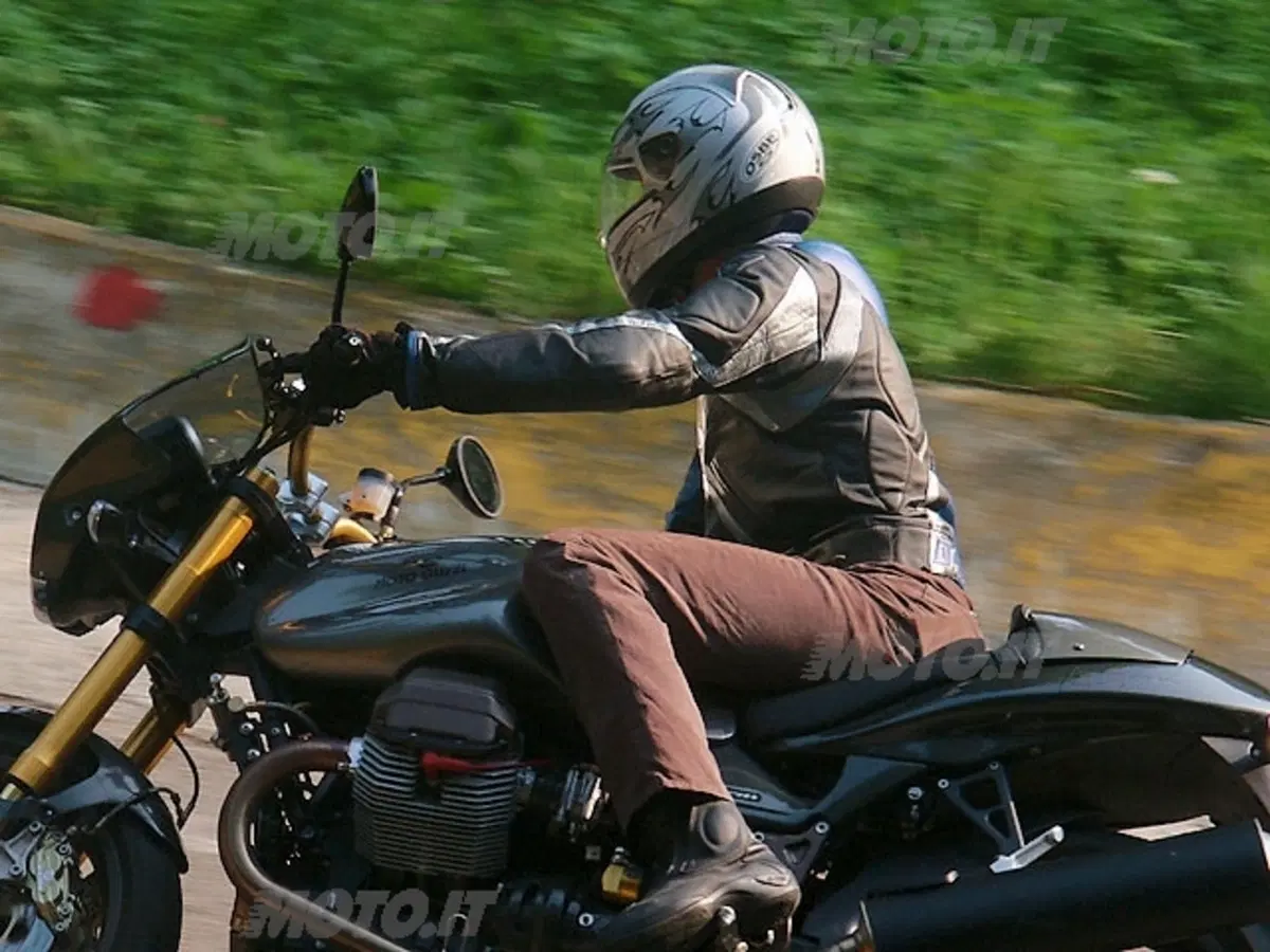 MOTO GUZZI V11 Cafè Sport vs DUCATI Monster 1000 Dark i.e. (16)