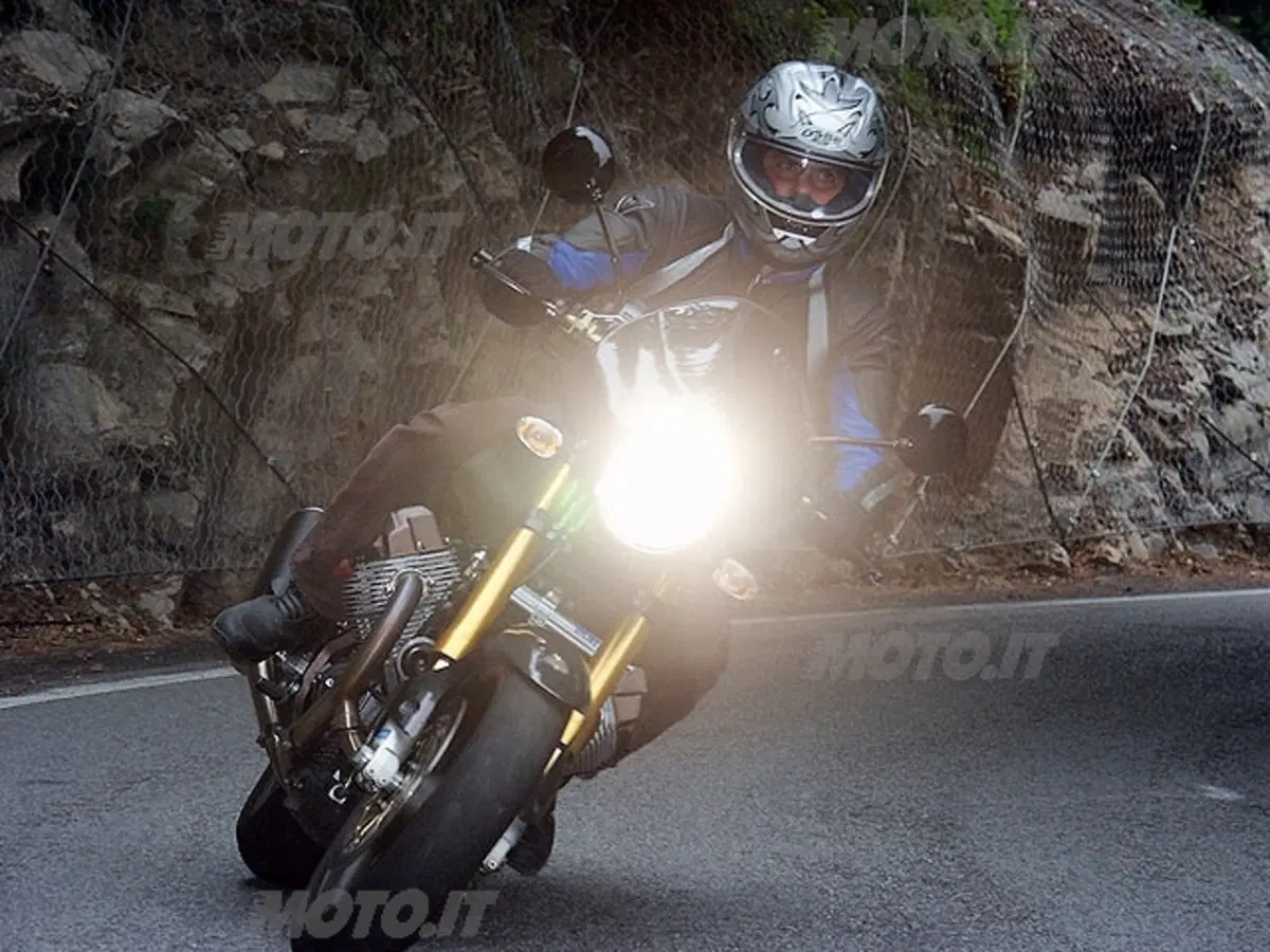 MOTO GUZZI V11 Cafè Sport vs DUCATI Monster 1000 Dark i.e. (17)