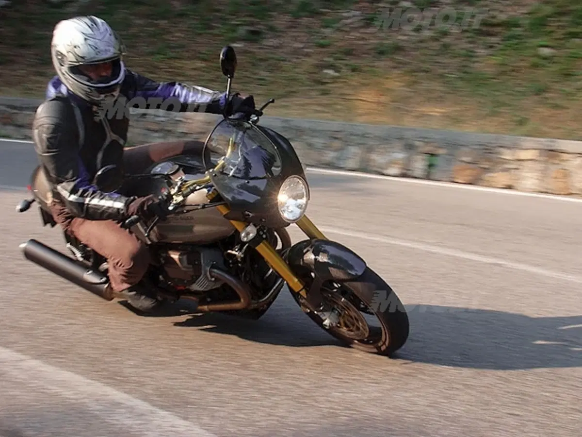 MOTO GUZZI V11 Cafè Sport vs DUCATI Monster 1000 Dark i.e. (18)