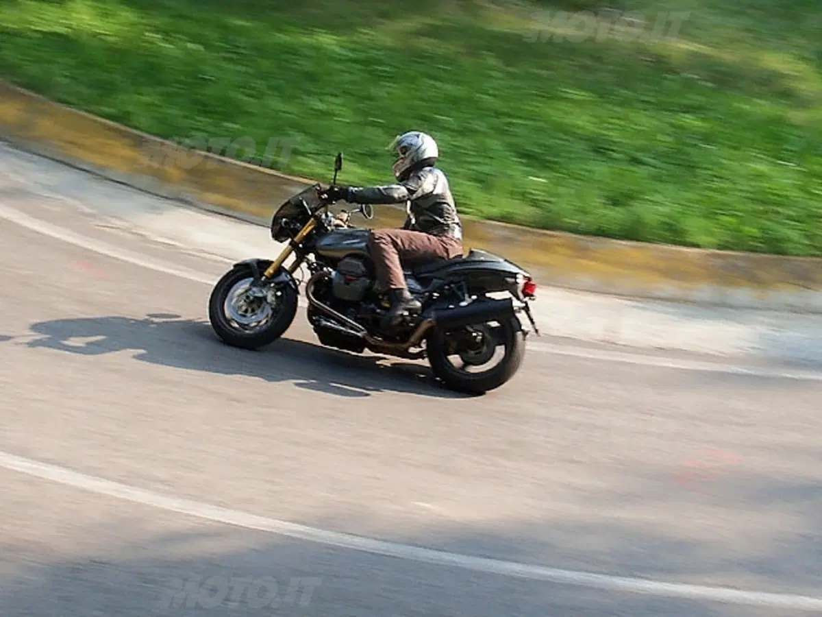 MOTO GUZZI V11 Cafè Sport vs DUCATI Monster 1000 Dark i.e. (19)