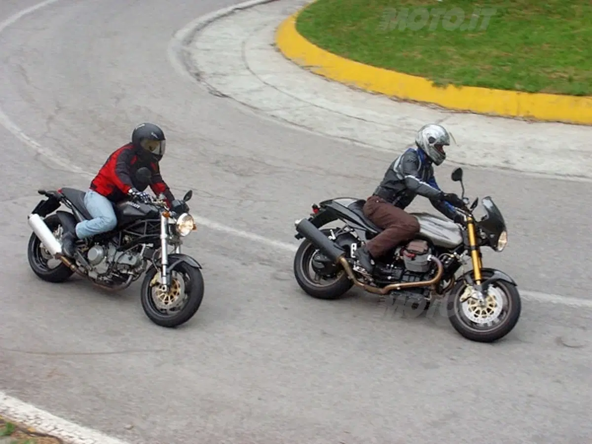 MOTO GUZZI V11 Cafè Sport vs DUCATI Monster 1000 Dark i.e. (20)