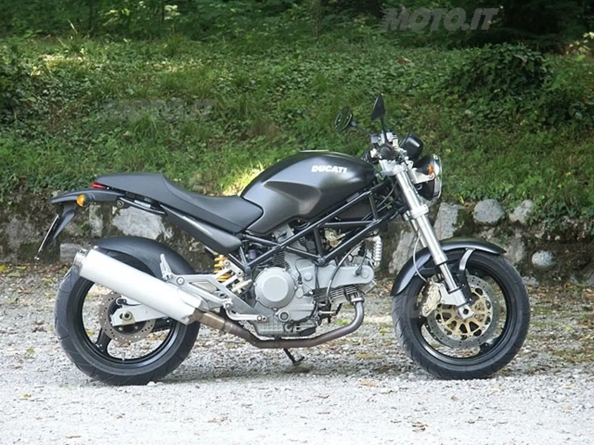MOTO GUZZI V11 Cafè Sport vs DUCATI Monster 1000 Dark i.e. (21)