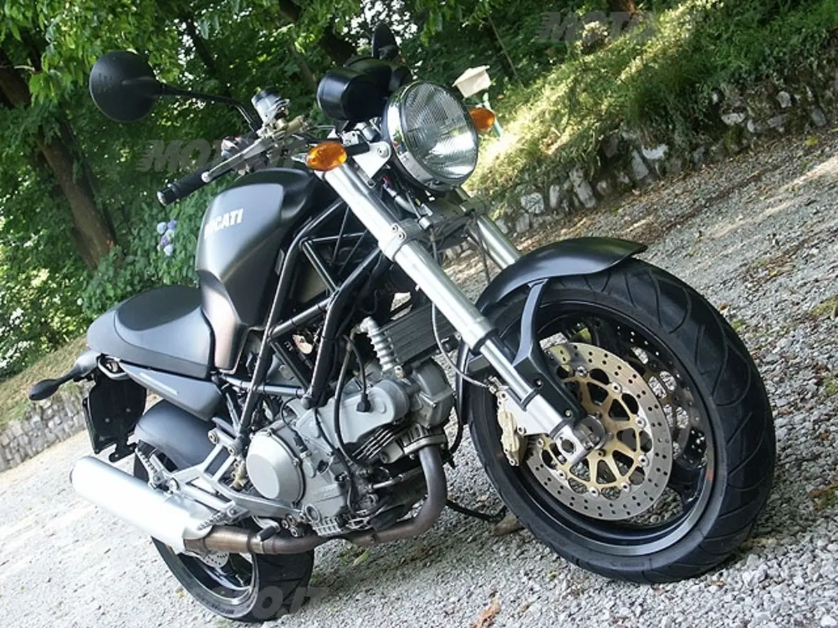 MOTO GUZZI V11 Cafè Sport vs DUCATI Monster 1000 Dark i.e. (22)