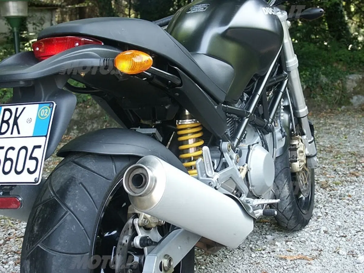 MOTO GUZZI V11 Cafè Sport vs DUCATI Monster 1000 Dark i.e. (23)