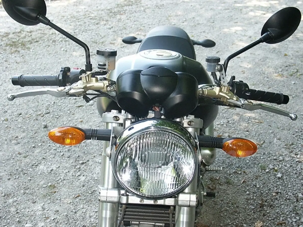 MOTO GUZZI V11 Cafè Sport vs DUCATI Monster 1000 Dark i.e. (24)