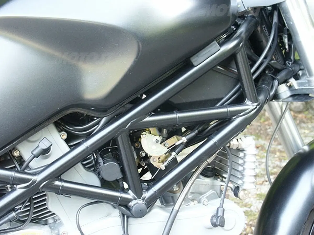 MOTO GUZZI V11 Cafè Sport vs DUCATI Monster 1000 Dark i.e. (26)